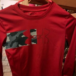 Boys size 7 under armor long sleeve shirt
